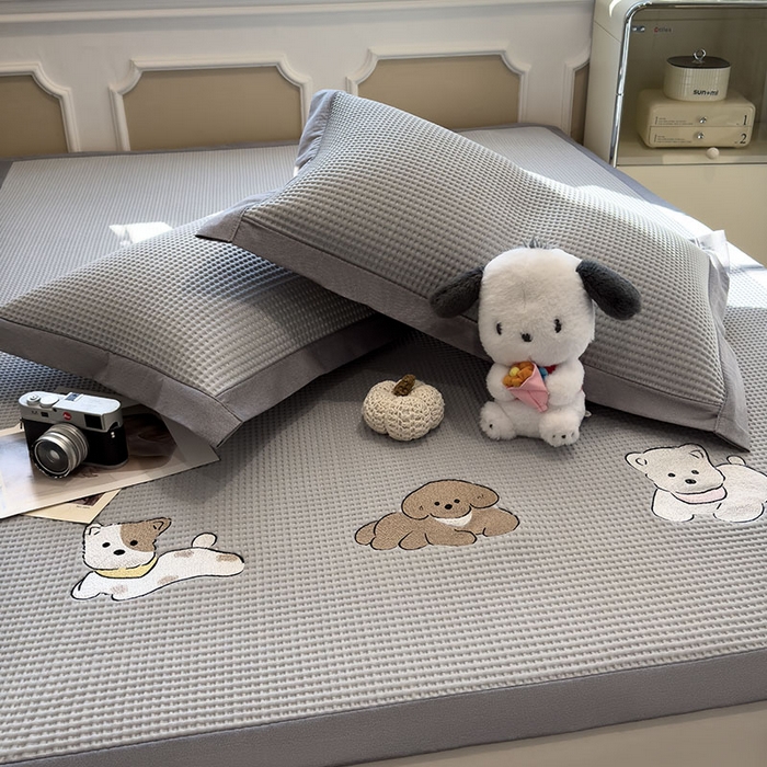 91家纺网 家纺一手货源 找家纺 宜派家纺 2026新款乙纶冰豆豆凉席卡通刺绣印花小红书爆款凉豆豆绣花床席凉感值过0.21冰丝席 躺躺岛-灰-床席