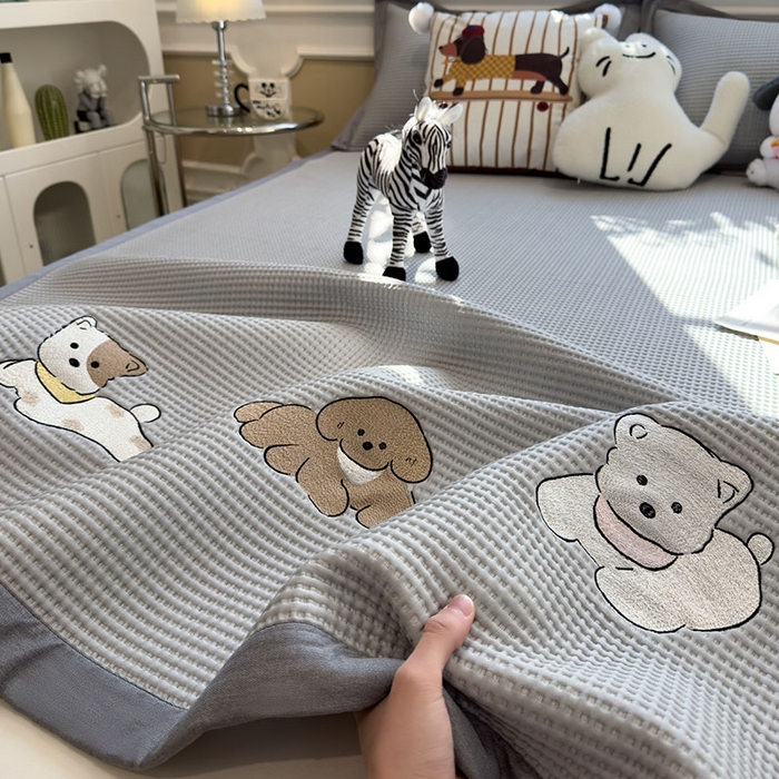 91家纺网 家纺一手货源 找家纺 宜派家纺 2026新款乙纶冰豆豆凉席卡通刺绣印花小红书爆款凉豆豆绣花床席凉感值过0.21冰丝席 躺躺岛-灰-床席