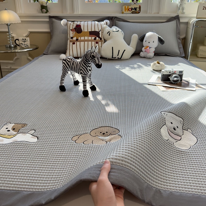 91家纺网 家纺一手货源 找家纺 宜派家纺 2026新款乙纶冰豆豆凉席卡通刺绣印花小红书爆款凉豆豆绣花床席凉感值过0.21冰丝席 躺躺岛-灰-床席