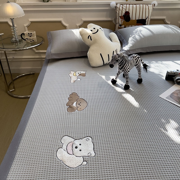 91家纺网 家纺一手货源 找家纺 宜派家纺 2026新款乙纶冰豆豆凉席卡通刺绣印花小红书爆款凉豆豆绣花床席凉感值过0.21冰丝席 躺躺岛-灰-床席