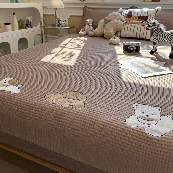 91家纺网 家纺一手货源 找家纺 宜派家纺 2026新款乙纶冰豆豆凉席卡通刺绣印花小红书爆款凉豆豆绣花床席凉感值过0.21冰丝席 躺躺岛-咖-床席