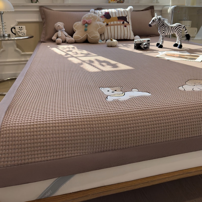 91家纺网 家纺一手货源 找家纺 宜派家纺 2026新款乙纶冰豆豆凉席卡通刺绣印花小红书爆款凉豆豆绣花床席凉感值过0.21冰丝席 躺躺岛-咖-床席