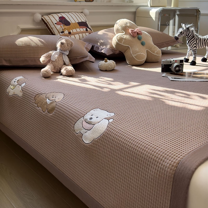 91家纺网 家纺一手货源 找家纺 宜派家纺 2026新款乙纶冰豆豆凉席卡通刺绣印花小红书爆款凉豆豆绣花床席凉感值过0.21冰丝席 躺躺岛-咖-床席