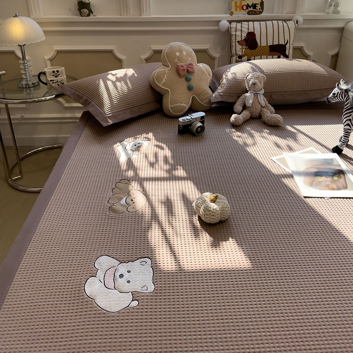 91家纺网 家纺一手货源 找家纺 宜派家纺 2026新款乙纶冰豆豆凉席卡通刺绣印花小红书爆款凉豆豆绣花床席凉感值过0.21冰丝席 躺躺岛-咖-床席