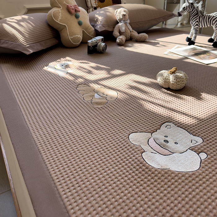 91家纺网 家纺一手货源 找家纺 宜派家纺 2026新款乙纶冰豆豆凉席卡通刺绣印花小红书爆款凉豆豆绣花床席凉感值过0.21冰丝席 躺躺岛-咖-床席