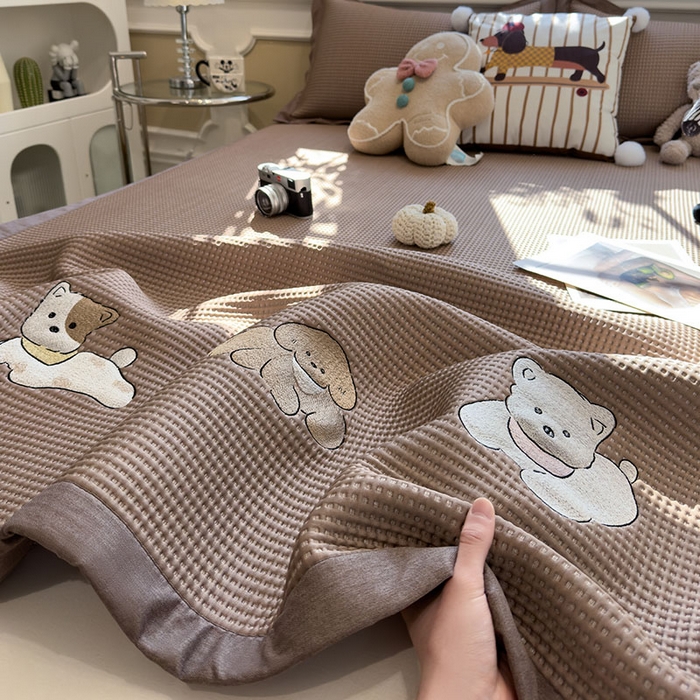 91家纺网 家纺一手货源 找家纺 宜派家纺 2026新款乙纶冰豆豆凉席卡通刺绣印花小红书爆款凉豆豆绣花床席凉感值过0.21冰丝席 躺躺岛-咖-床席