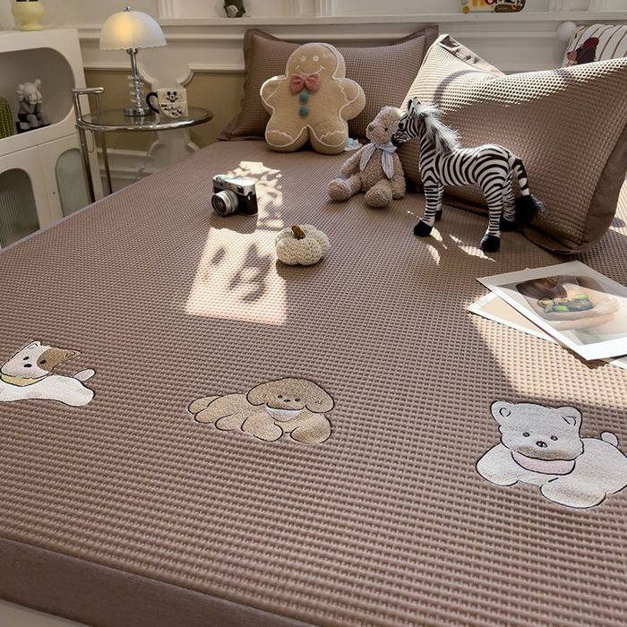 91家纺网 家纺一手货源 找家纺 宜派家纺 2026新款乙纶冰豆豆凉席卡通刺绣印花小红书爆款凉豆豆绣花床席凉感值过0.21冰丝席 躺躺岛-咖-床席