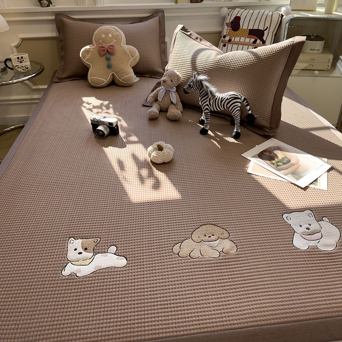 91家纺网 家纺一手货源 找家纺 宜派家纺 2026新款乙纶冰豆豆凉席卡通刺绣印花小红书爆款凉豆豆绣花床席凉感值过0.21冰丝席 躺躺岛-咖-床席