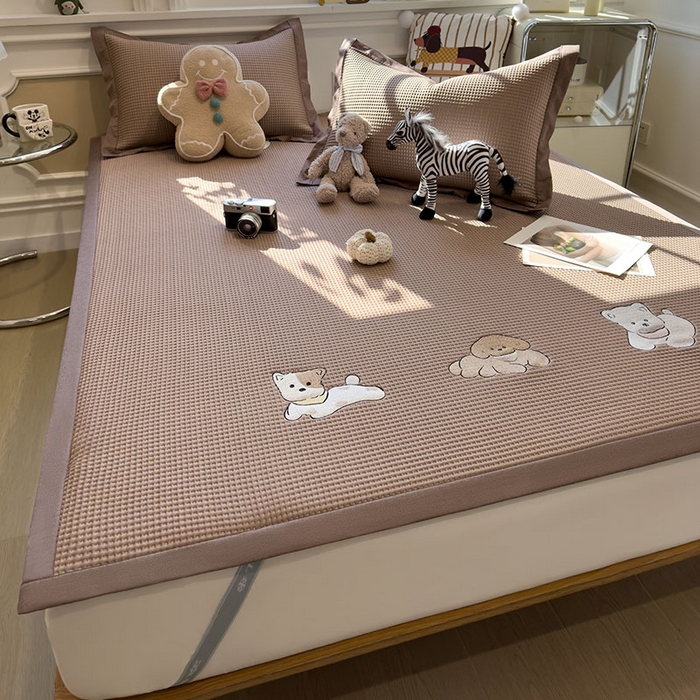 91家纺网 家纺一手货源 找家纺 宜派家纺 2026新款乙纶冰豆豆凉席卡通刺绣印花小红书爆款凉豆豆绣花床席凉感值过0.21冰丝席 躺躺岛-咖-床席