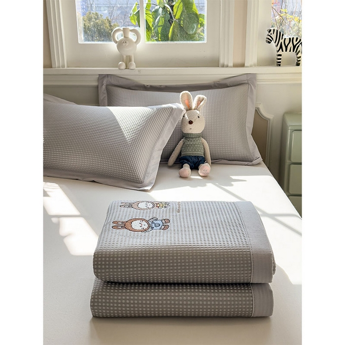 91家纺网 家纺一手货源 找家纺 宜派家纺 2026新款乙纶冰豆豆凉席卡通刺绣印花小红书爆款凉豆豆绣花床席凉感值过0.21冰丝席 兔免星人-床席