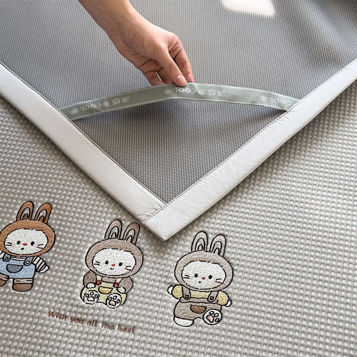 91家纺网 家纺一手货源 找家纺 宜派家纺 2026新款乙纶冰豆豆凉席卡通刺绣印花小红书爆款凉豆豆绣花床席凉感值过0.21冰丝席 兔免星人-床席