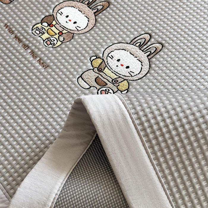 91家纺网 家纺一手货源 找家纺 宜派家纺 2026新款乙纶冰豆豆凉席卡通刺绣印花小红书爆款凉豆豆绣花床席凉感值过0.21冰丝席 兔免星人-床席