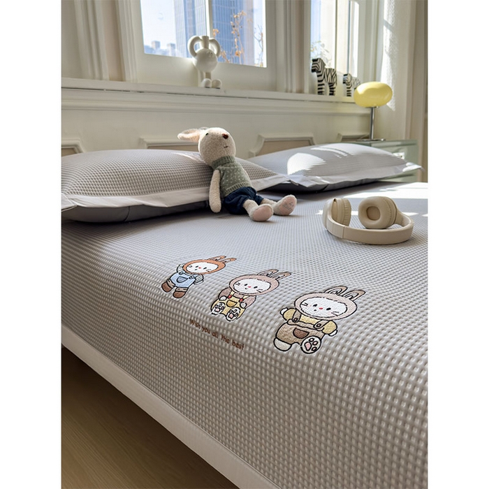 91家纺网 家纺一手货源 找家纺 宜派家纺 2026新款乙纶冰豆豆凉席卡通刺绣印花小红书爆款凉豆豆绣花床席凉感值过0.21冰丝席 兔免星人-床席