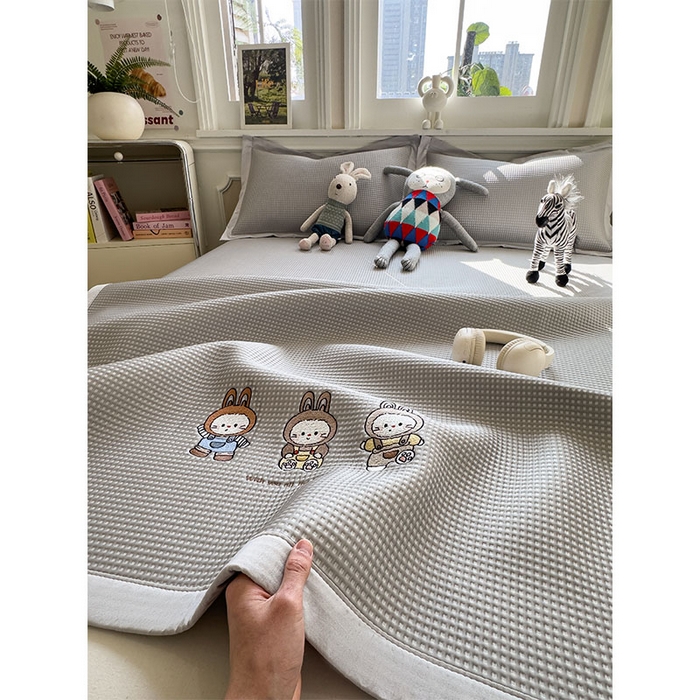 91家纺网 家纺一手货源 找家纺 宜派家纺 2026新款乙纶冰豆豆凉席卡通刺绣印花小红书爆款凉豆豆绣花床席凉感值过0.21冰丝席 兔免星人-床席