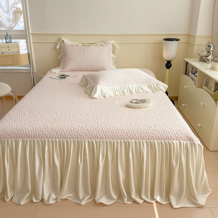 91家纺网 家纺一手货源 找家纺 宜派家纺 2026新款夏季凉感公主风冰豆豆花边凉席床裙款凉感值过0.21三件套可机洗冰丝空调软席子 豆豆物语-芭蕾粉-床裙