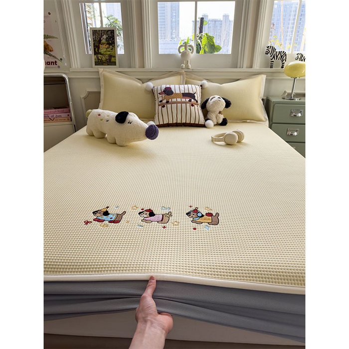 91家纺网 家纺一手货源 找家纺 宜派家纺 2026新款乙纶冰豆豆凉席卡通刺绣印花小红书爆款凉豆豆绣花床席凉感值过0.21冰丝席 趣味腊肠狗-床笠