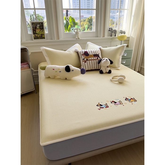 91家纺网 家纺一手货源 找家纺 宜派家纺 2026新款乙纶冰豆豆凉席卡通刺绣印花小红书爆款凉豆豆绣花床席凉感值过0.21冰丝席 趣味腊肠狗-床笠