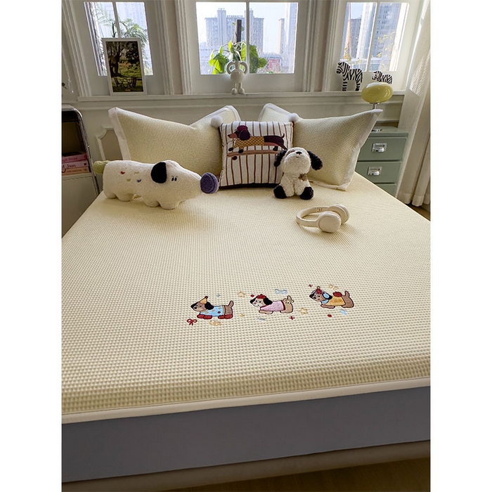 91家纺网 家纺一手货源 找家纺 宜派家纺 2026新款乙纶冰豆豆凉席卡通刺绣印花小红书爆款凉豆豆绣花床席凉感值过0.21冰丝席 趣味腊肠狗-床笠