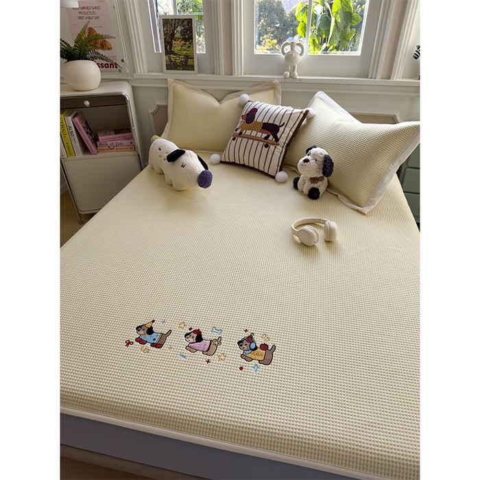 91家纺网 家纺一手货源 找家纺 宜派家纺 2026新款乙纶冰豆豆凉席卡通刺绣印花小红书爆款凉豆豆绣花床席凉感值过0.21冰丝席 趣味腊肠狗-床笠