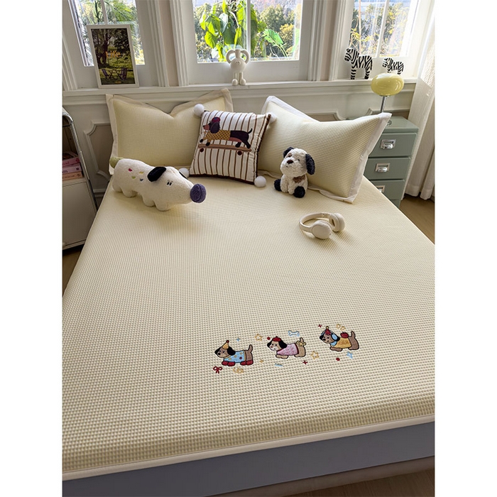 91家纺网 家纺一手货源 找家纺 宜派家纺 2026新款乙纶冰豆豆凉席卡通刺绣印花小红书爆款凉豆豆绣花床席凉感值过0.21冰丝席 趣味腊肠狗-床笠