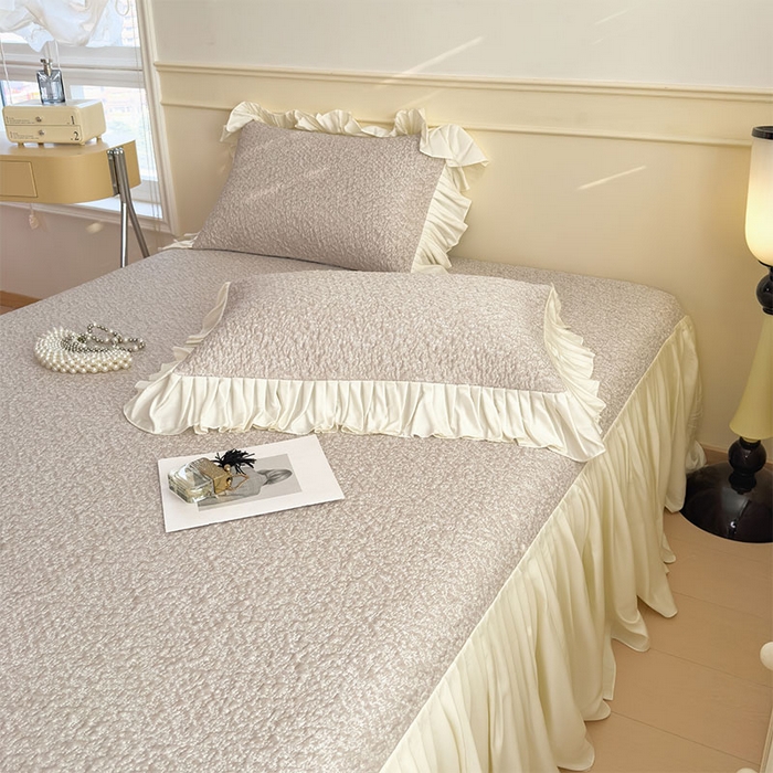 91家纺网 家纺一手货源 找家纺 宜派家纺 2026新款夏季凉感公主风冰豆豆花边凉席床裙款凉感值过0.21三件套可机洗冰丝空调软席子 豆豆物语-奶咖-床裙