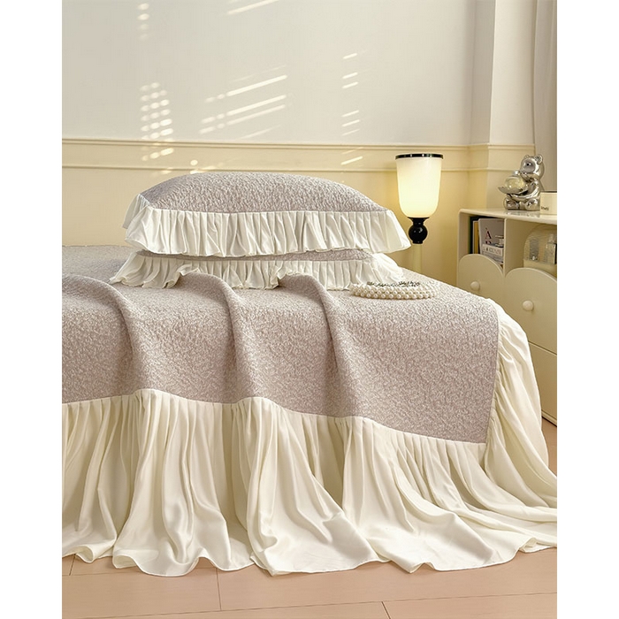 91家纺网 家纺一手货源 找家纺 宜派家纺 2026新款夏季凉感公主风冰豆豆花边凉席床裙款凉感值过0.21三件套可机洗冰丝空调软席子 豆豆物语-奶咖-床裙