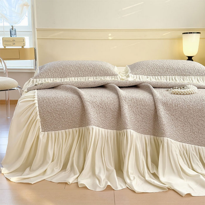 91家纺网 家纺一手货源 找家纺 宜派家纺 2026新款夏季凉感公主风冰豆豆花边凉席床裙款凉感值过0.21三件套可机洗冰丝空调软席子 豆豆物语-奶咖-床裙