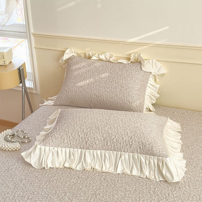 91家纺网 家纺一手货源 找家纺 宜派家纺 2026新款夏季凉感公主风冰豆豆花边凉席床裙款凉感值过0.21三件套可机洗冰丝空调软席子 豆豆物语-奶咖-床裙