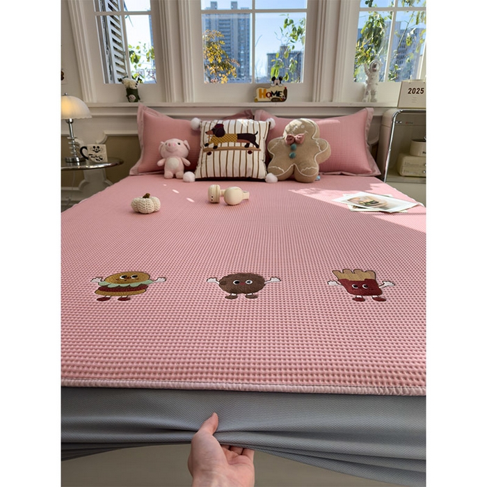 91家纺网 家纺一手货源 找家纺 宜派家纺 2026新款乙纶冰豆豆凉席卡通刺绣印花小红书爆款凉豆豆绣花床席凉感值过0.21冰丝席 可可喵派-床笠