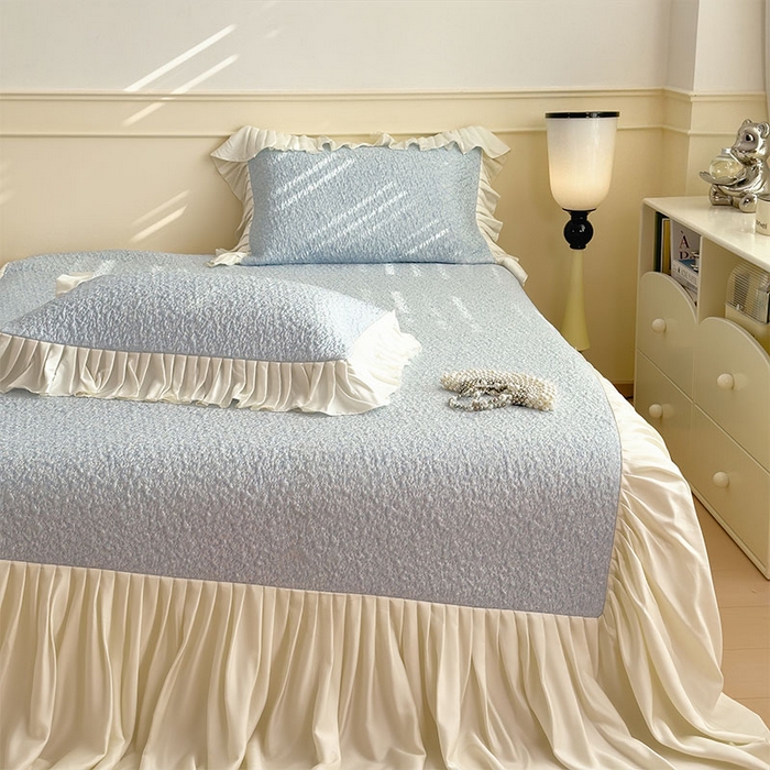 91家纺网 家纺一手货源 找家纺 宜派家纺 2026新款夏季凉感公主风冰豆豆花边凉席床裙款凉感值过0.21三件套可机洗冰丝空调软席子 豆豆物语-天空蓝-床裙