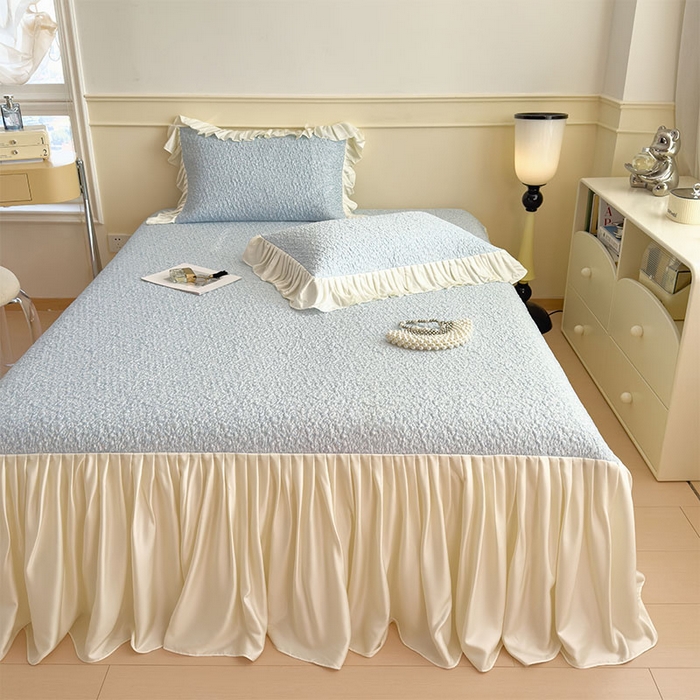 91家纺网 家纺一手货源 找家纺 宜派家纺 2026新款夏季凉感公主风冰豆豆花边凉席床裙款凉感值过0.21三件套可机洗冰丝空调软席子 豆豆物语-天空蓝-床裙