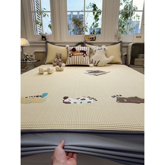 91家纺网 家纺一手货源 找家纺 宜派家纺 2026新款乙纶冰豆豆凉席卡通刺绣印花小红书爆款凉豆豆绣花床席凉感值过0.21冰丝席 懒懒小憩-床笠