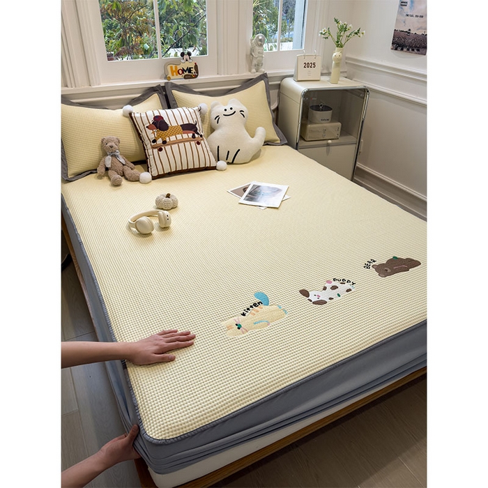 91家纺网 家纺一手货源 找家纺 宜派家纺 2026新款乙纶冰豆豆凉席卡通刺绣印花小红书爆款凉豆豆绣花床席凉感值过0.21冰丝席 懒懒小憩-床笠