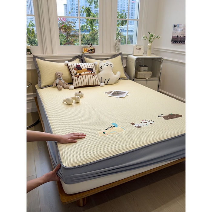 91家纺网 家纺一手货源 找家纺 宜派家纺 2026新款乙纶冰豆豆凉席卡通刺绣印花小红书爆款凉豆豆绣花床席凉感值过0.21冰丝席 懒懒小憩-床笠