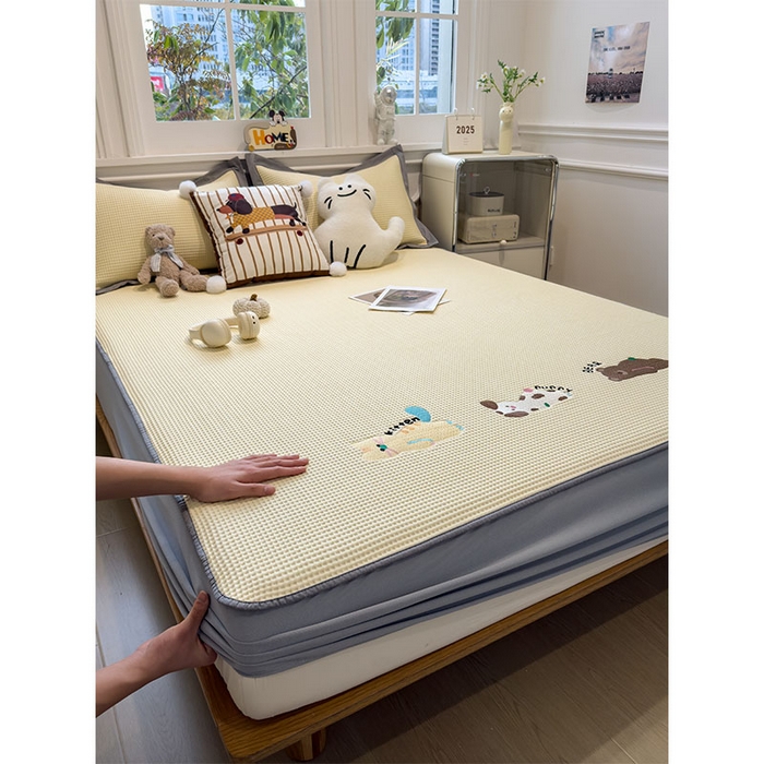 91家纺网 家纺一手货源 找家纺 宜派家纺 2026新款乙纶冰豆豆凉席卡通刺绣印花小红书爆款凉豆豆绣花床席凉感值过0.21冰丝席 懒懒小憩-床笠