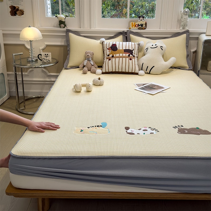 91家纺网 家纺一手货源 找家纺 宜派家纺 2026新款乙纶冰豆豆凉席卡通刺绣印花小红书爆款凉豆豆绣花床席凉感值过0.21冰丝席 懒懒小憩-床笠