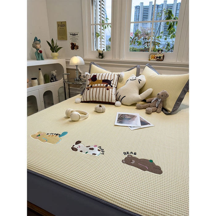 91家纺网 家纺一手货源 找家纺 宜派家纺 2026新款乙纶冰豆豆凉席卡通刺绣印花小红书爆款凉豆豆绣花床席凉感值过0.21冰丝席 懒懒小憩-床笠