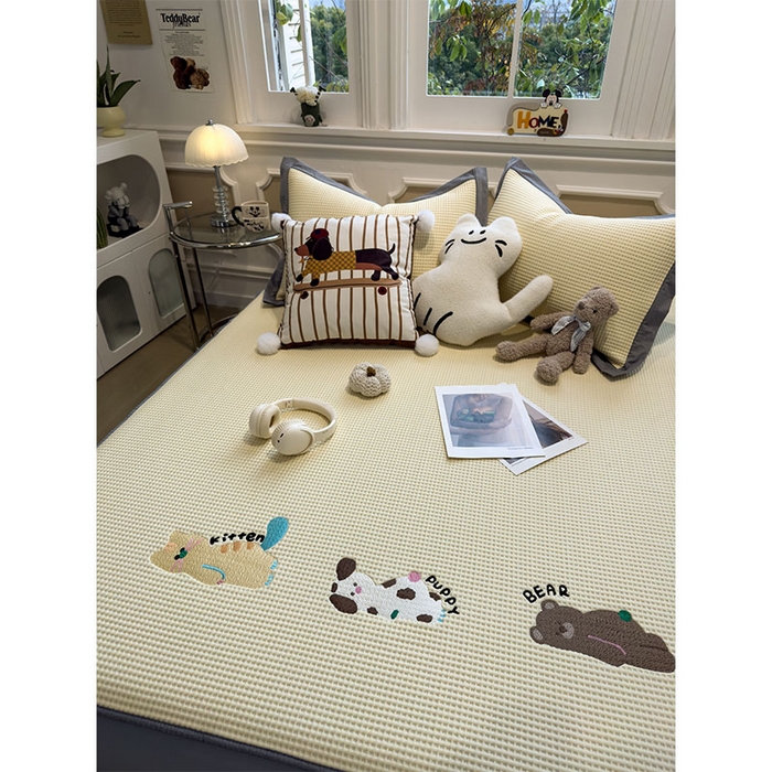 91家纺网 家纺一手货源 找家纺 宜派家纺 2026新款乙纶冰豆豆凉席卡通刺绣印花小红书爆款凉豆豆绣花床席凉感值过0.21冰丝席 懒懒小憩-床笠