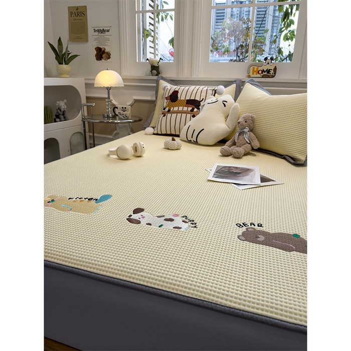 91家纺网 家纺一手货源 找家纺 宜派家纺 2026新款乙纶冰豆豆凉席卡通刺绣印花小红书爆款凉豆豆绣花床席凉感值过0.21冰丝席 懒懒小憩-床笠