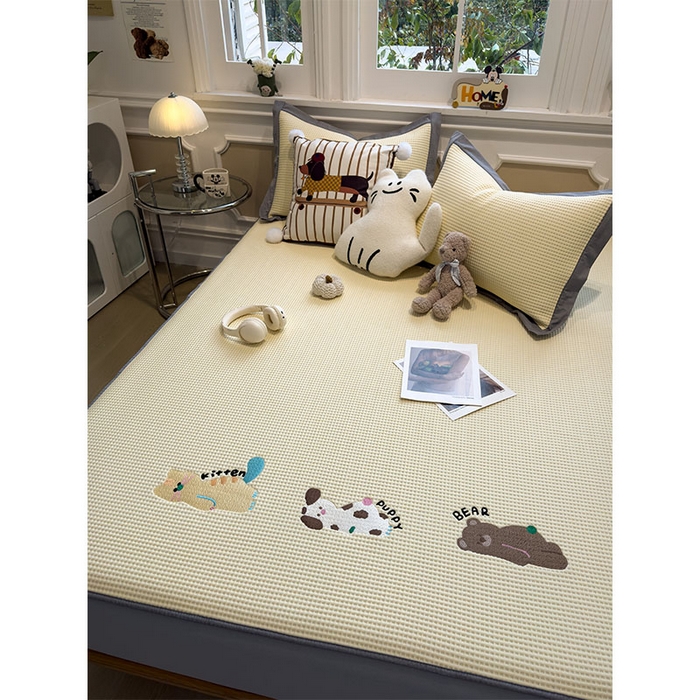 91家纺网 家纺一手货源 找家纺 宜派家纺 2026新款乙纶冰豆豆凉席卡通刺绣印花小红书爆款凉豆豆绣花床席凉感值过0.21冰丝席 懒懒小憩-床笠