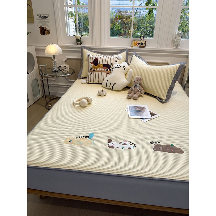 91家纺网 家纺一手货源 找家纺 宜派家纺 2026新款乙纶冰豆豆凉席卡通刺绣印花小红书爆款凉豆豆绣花床席凉感值过0.21冰丝席 懒懒小憩-床笠