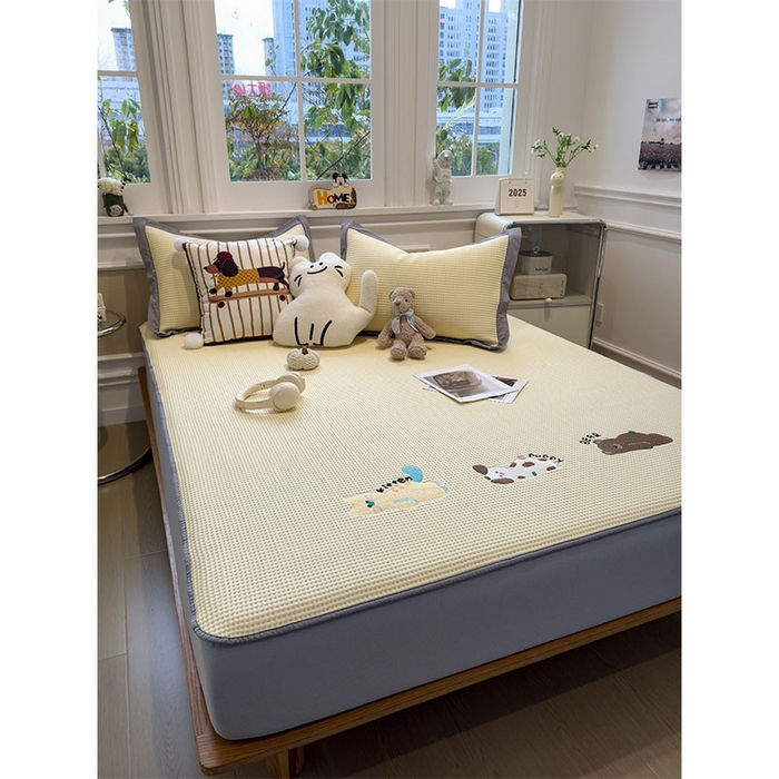 91家纺网 家纺一手货源 找家纺 宜派家纺 2026新款乙纶冰豆豆凉席卡通刺绣印花小红书爆款凉豆豆绣花床席凉感值过0.21冰丝席 懒懒小憩-床笠