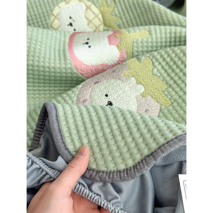 91家纺网 家纺一手货源 找家纺 宜派家纺 2026新款乙纶冰豆豆凉席卡通刺绣印花小红书爆款凉豆豆绣花床席凉感值过0.21冰丝席 奶冻喵-果绿-床笠