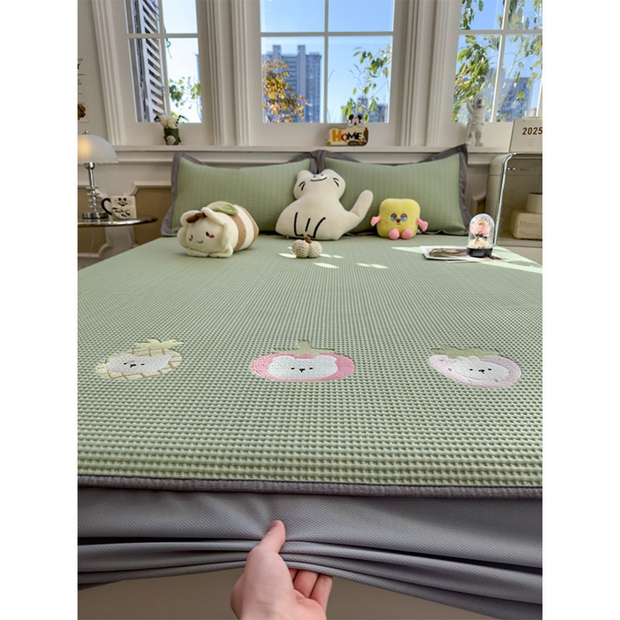 91家纺网 家纺一手货源 找家纺 宜派家纺 2026新款乙纶冰豆豆凉席卡通刺绣印花小红书爆款凉豆豆绣花床席凉感值过0.21冰丝席 奶冻喵-果绿-床笠