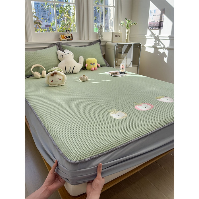 91家纺网 家纺一手货源 找家纺 宜派家纺 2026新款乙纶冰豆豆凉席卡通刺绣印花小红书爆款凉豆豆绣花床席凉感值过0.21冰丝席 奶冻喵-果绿-床笠