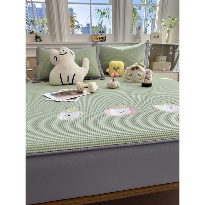 91家纺网 家纺一手货源 找家纺 宜派家纺 2026新款乙纶冰豆豆凉席卡通刺绣印花小红书爆款凉豆豆绣花床席凉感值过0.21冰丝席 奶冻喵-果绿-床笠