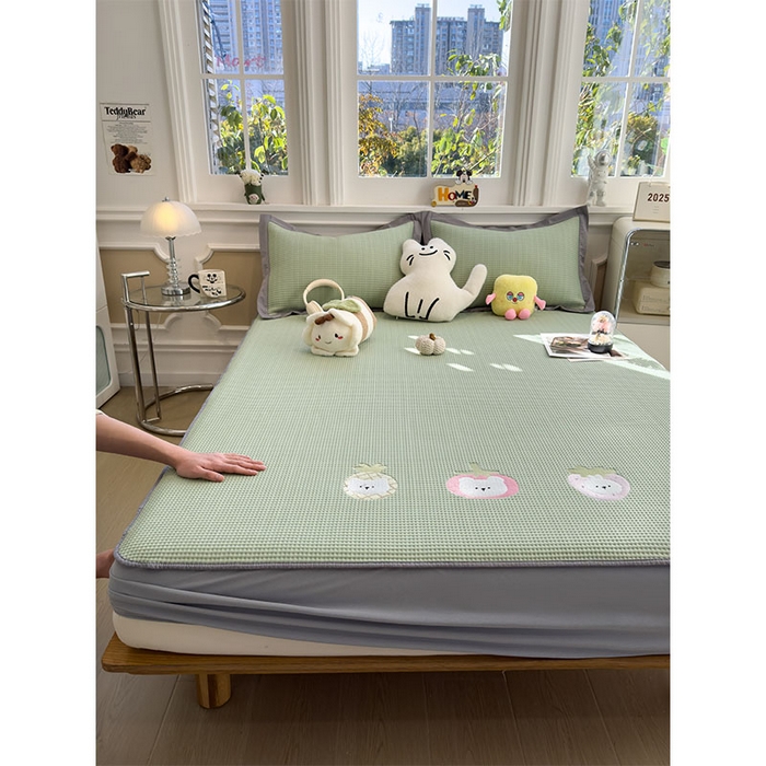 91家纺网 家纺一手货源 找家纺 宜派家纺 2026新款乙纶冰豆豆凉席卡通刺绣印花小红书爆款凉豆豆绣花床席凉感值过0.21冰丝席 奶冻喵-果绿-床笠