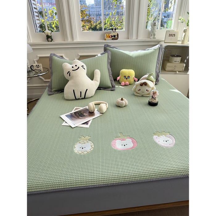 91家纺网 家纺一手货源 找家纺 宜派家纺 2026新款乙纶冰豆豆凉席卡通刺绣印花小红书爆款凉豆豆绣花床席凉感值过0.21冰丝席 奶冻喵-果绿-床笠