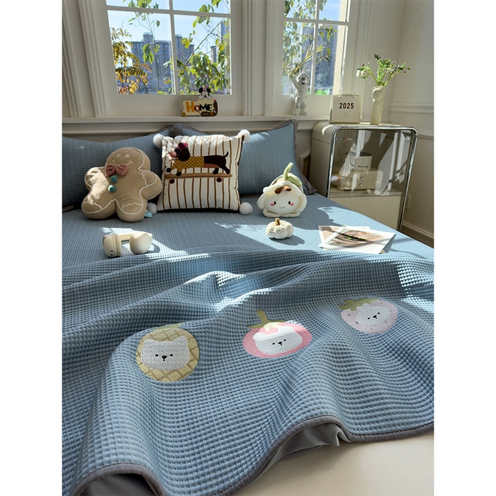 91家纺网 家纺一手货源 找家纺 宜派家纺 2026新款乙纶冰豆豆凉席卡通刺绣印花小红书爆款凉豆豆绣花床席凉感值过0.21冰丝席 奶冻喵-蓝-床笠