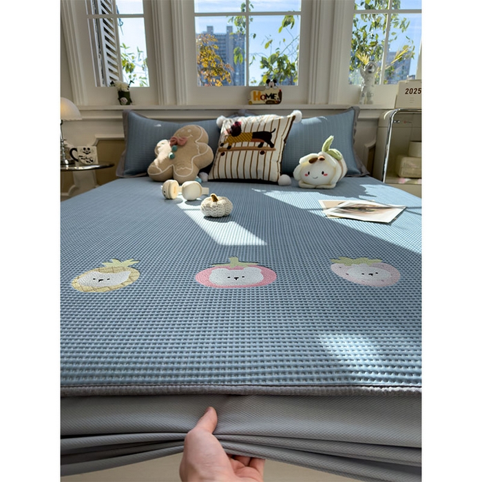 91家纺网 家纺一手货源 找家纺 宜派家纺 2026新款乙纶冰豆豆凉席卡通刺绣印花小红书爆款凉豆豆绣花床席凉感值过0.21冰丝席 奶冻喵-蓝-床笠